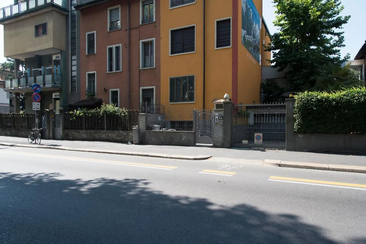 Youhosty - Marche 31 A Milan 0*,  Italy